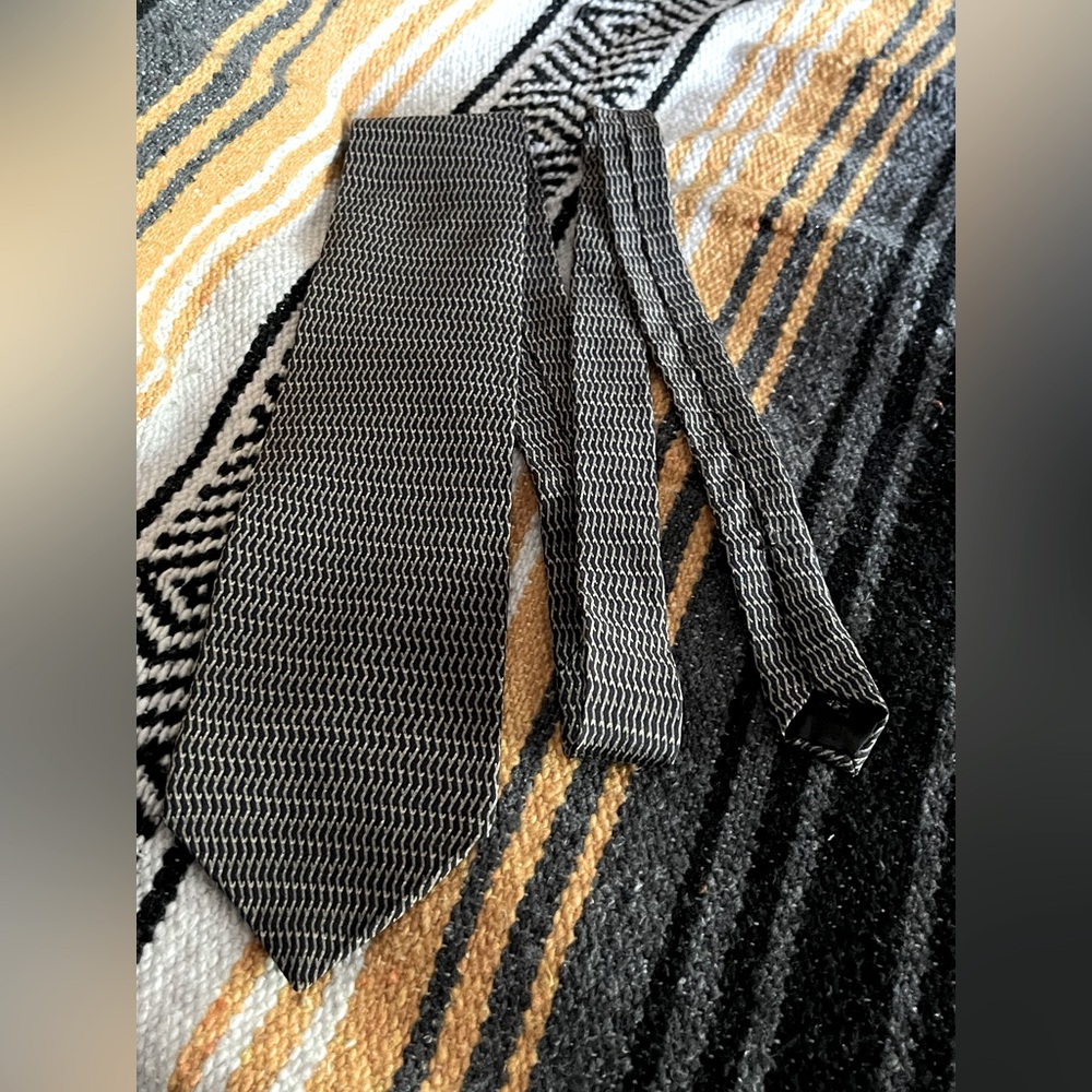 Kenneth Cole Vintage Elegant Imported Silk Neck Tie